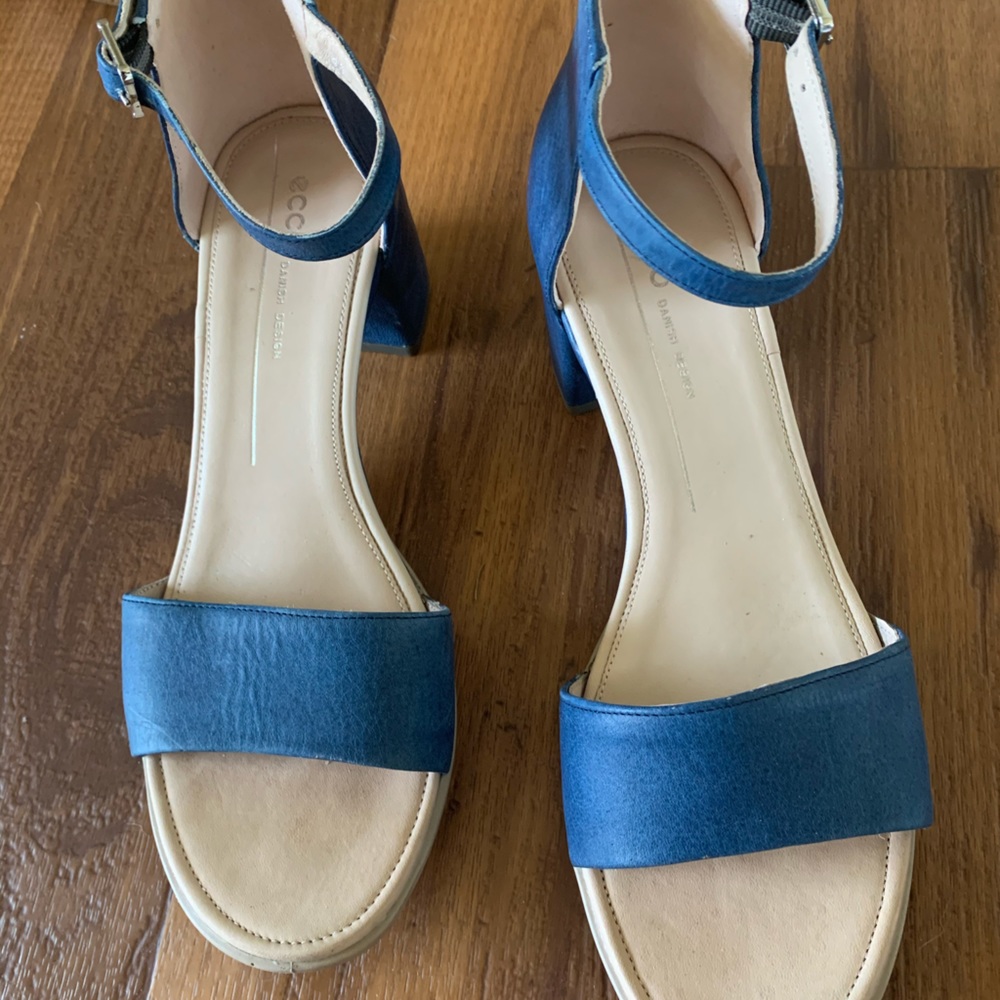 Middle-heeled shoes
